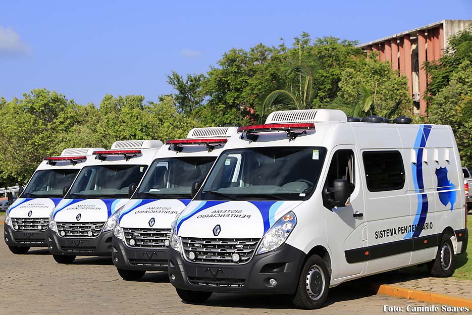 Antes da solenidade governador e o ministro fizeram a entrega de seis carros-cela tipo Renault que integrarão o Grupo de Escolta Penal (GEP), da Secretário de Estado da Justiça e Cidadania (Sejuc).