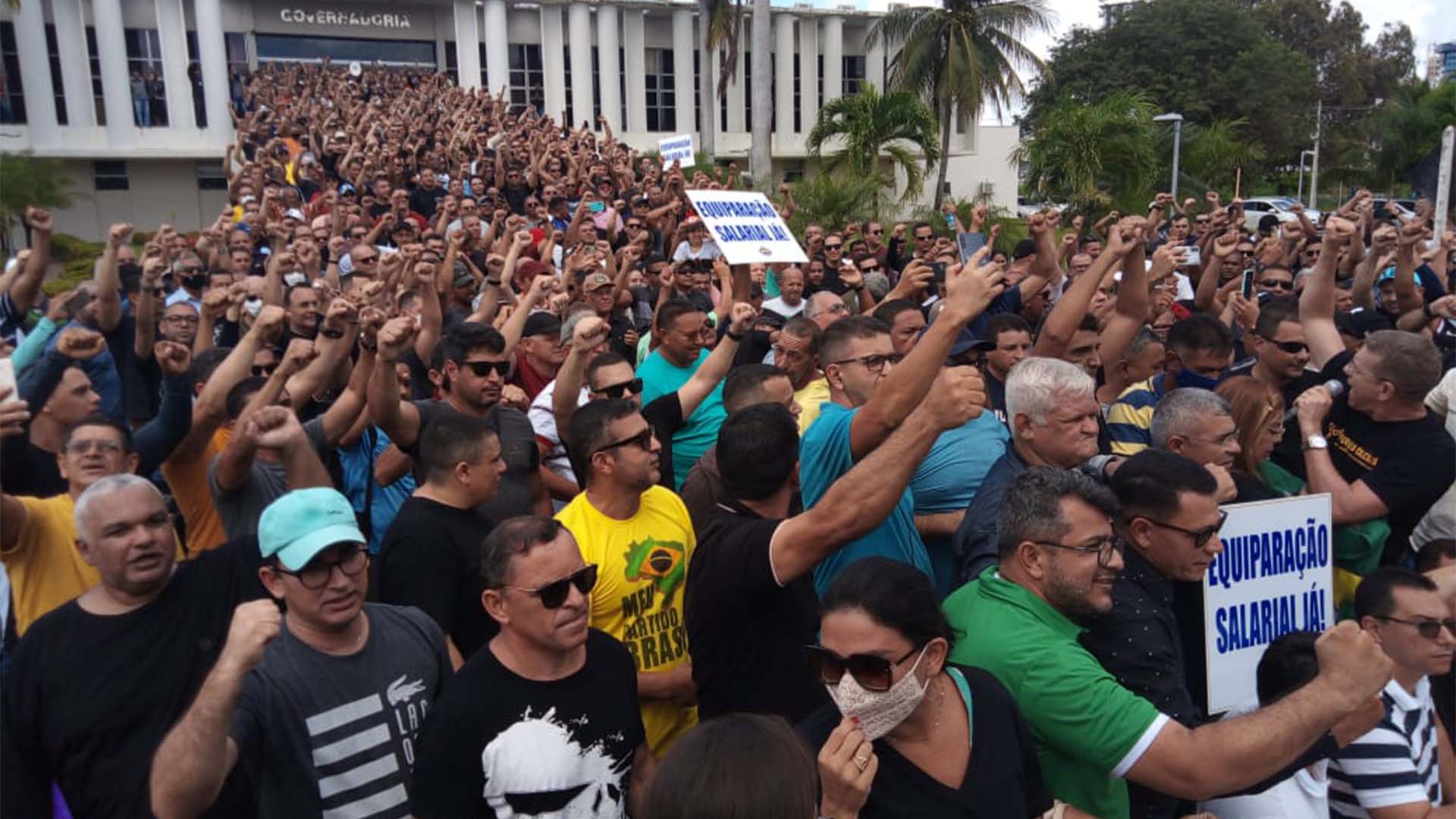 Mobilização dos PM em frente a governadoria pela correção das distorções salariais (Foto: José Aldenir)