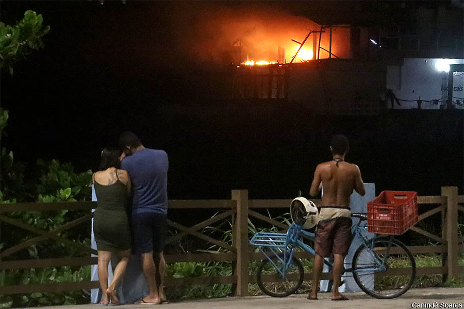 Incêndio atinge buffet na Ponta do Morcego
