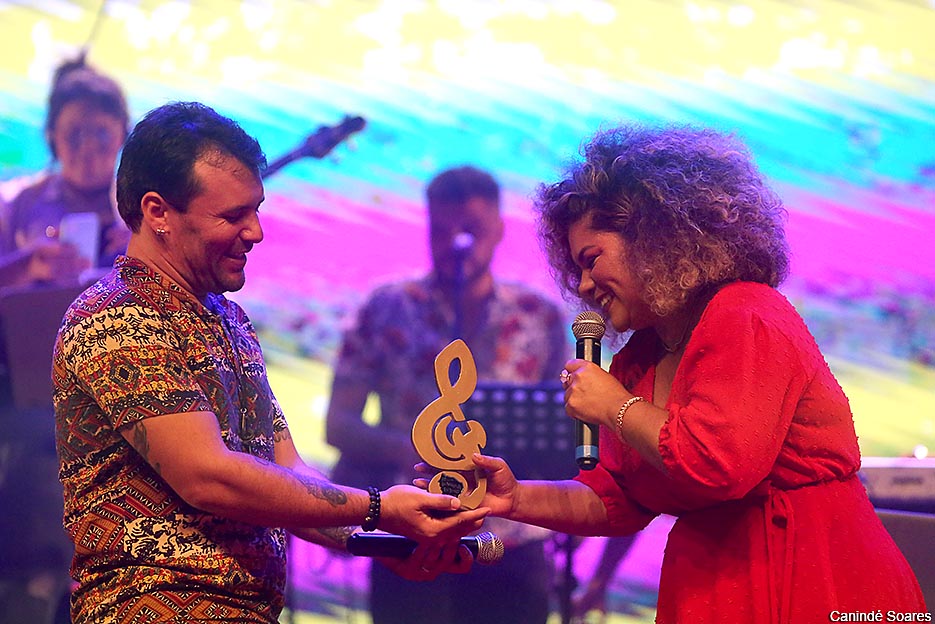 Prêmio Hangar apresentou os destaques do ano e fez homenagem a cantora Khrystal