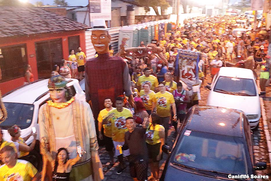 Banda do Siri agita as ruas da Redinha no início da noite desta terça-feira