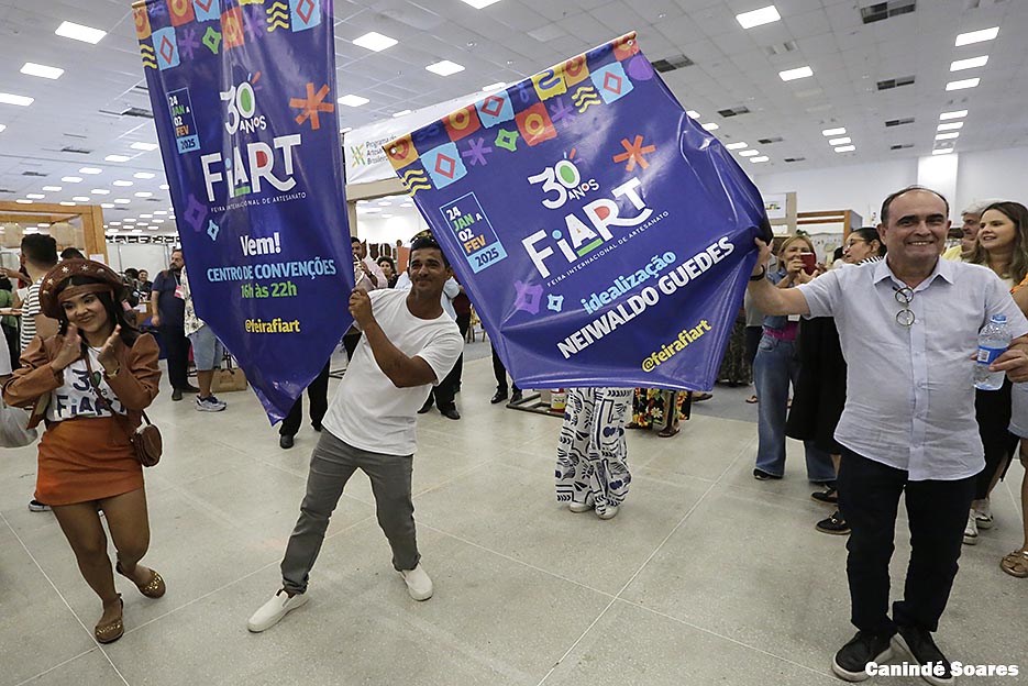 Fiart – Imagens da terça-feira com charanga nos corredores comemorando  aniversário do evento e de seu idealizador Neiwaldo Guedes