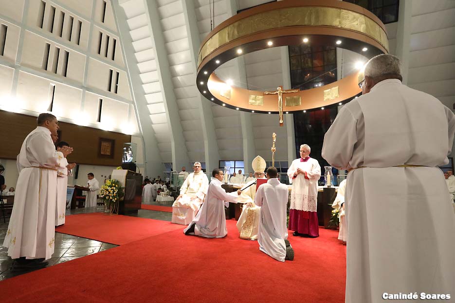 Alunos da Escola Diaconal Santo Estevam, da Arquidiocese de Natal, são ordenados diáconos permanentes