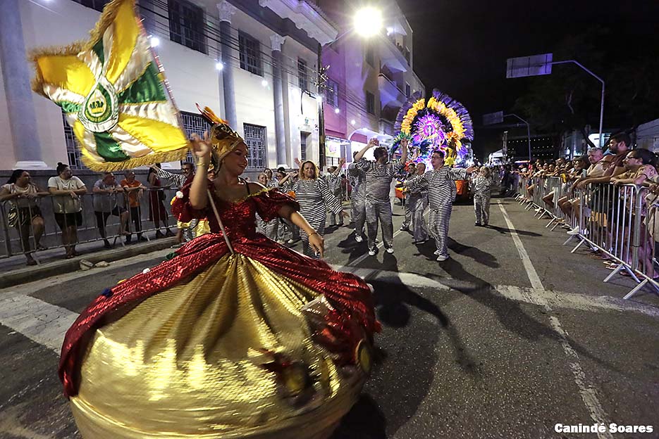 Escolas de samba brilham na primeira noite de desfiles no carnaval de Natal