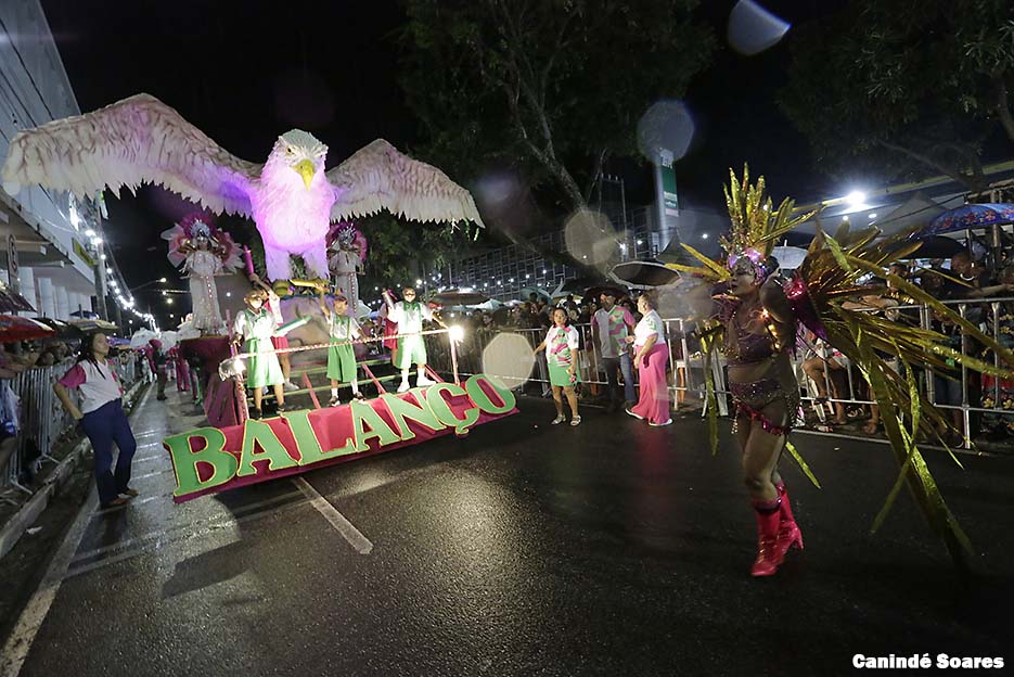 Desfile das escolas de samba de Natal tem encerramento neste domingo (9) debaixo de chuva