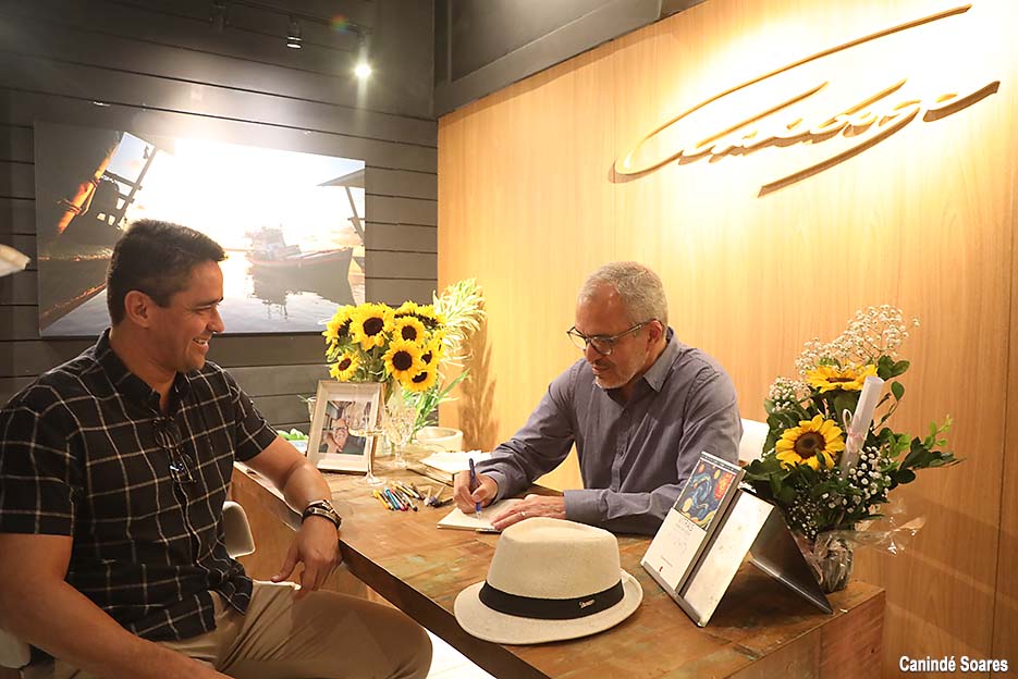Lançamento de Vitrais para Van Gogh do poeta Alexandre Abrantes reúne público no Natal Shopping