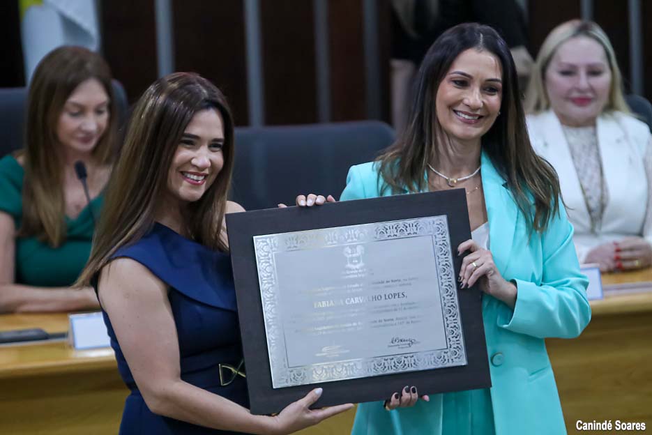 Fabiana Lopes, diretora-presidente da Neoenergia Cosern, recebe Título de Cidadã Norte-Rio-Grandense na ALRN