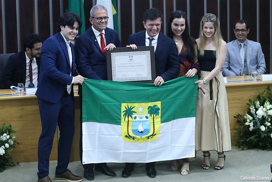 Com proposição do deputado Hermano Morais a Assembleia concede título de cidadão potiguar ao cantor Waldonys