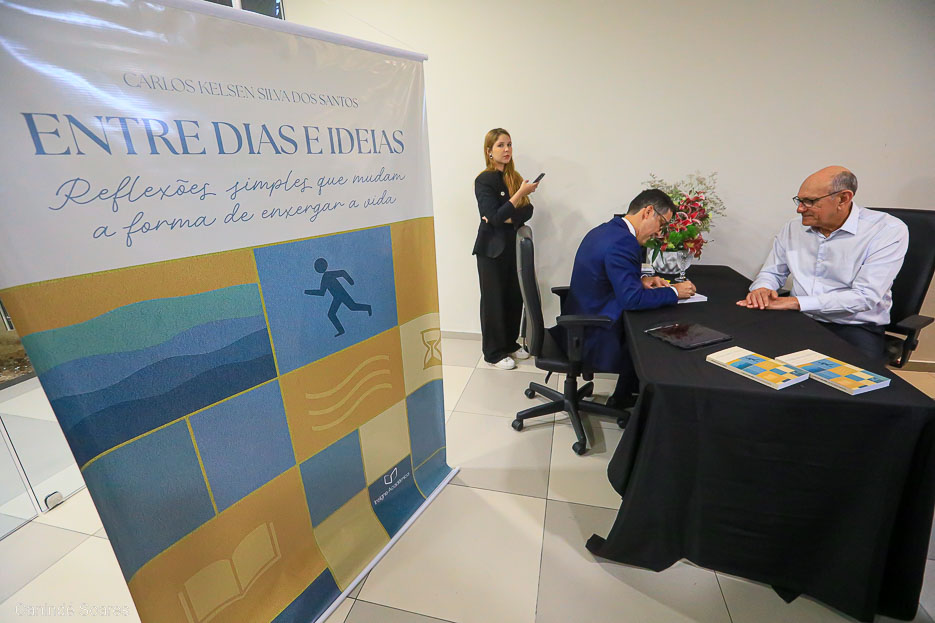 Carlos Kelsen lança livro “Entre dias e ideias” em celebração aos seus 50 anos