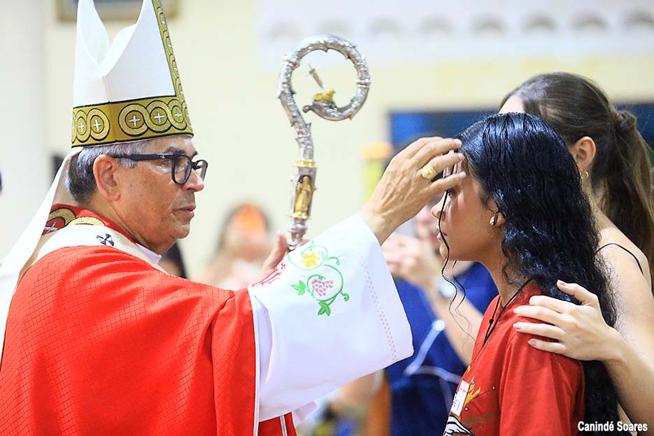 Crisma reúne 75 jovens em momento de fé e celebração em São Gonçalo do Amarante
