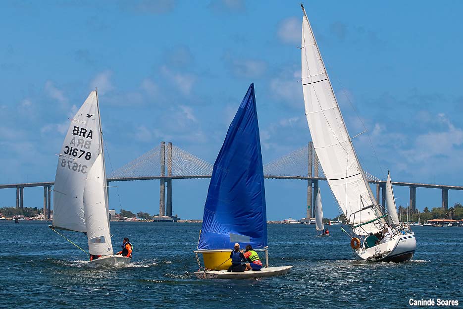 Regatas das classes Aberta e Optimist marcam manhã de domingo no Rio Potengi durante as comemorações do Dia do Marinheiro