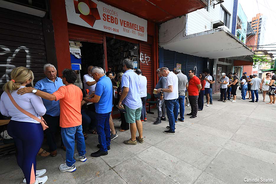 Jornalista Osair Vasconcelos lança seu primeiro romance em manhã literária no Sebo Vermelho