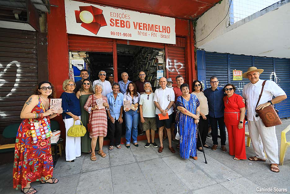Manoel Onofre Jr. realiza sessão de autógrafos do livro “Conversa na Calçada” no Sebo Vermelho