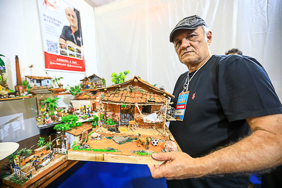 Memórias que cabem na palma da mão: Espaço “Memória em Miniatura” encanta o público na 31ª FIART