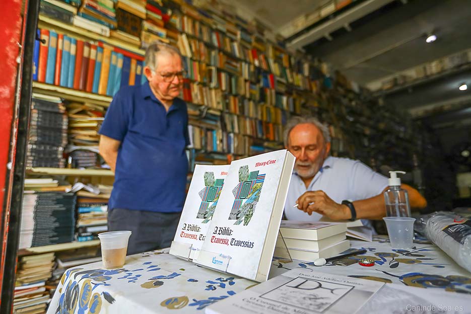 Sebo Vermelho recebe lançamento do livro “A Bíblia: Travessia, Travessias”, de Moacy Cirne