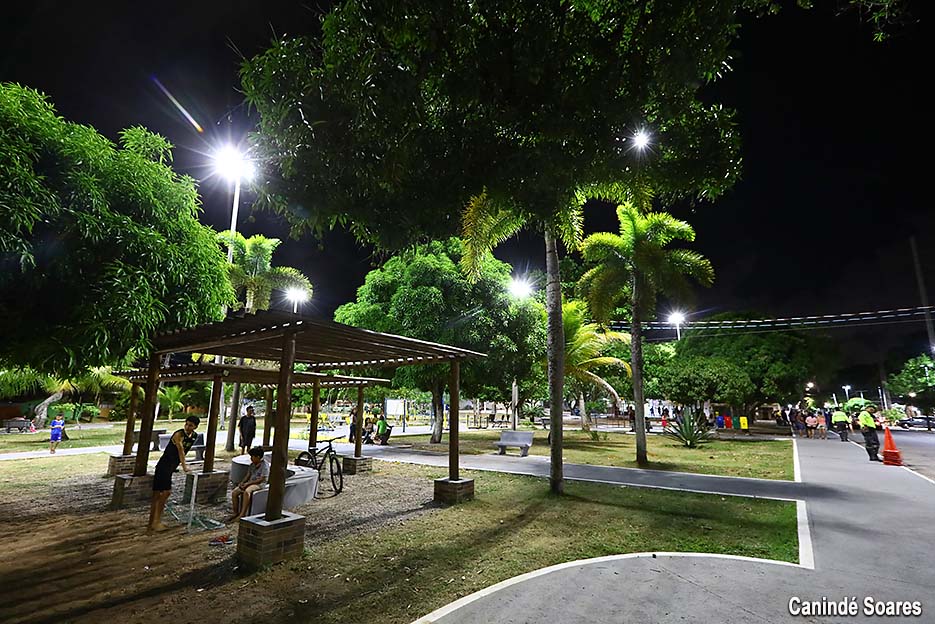 Prefeitura do Natal entrega alameda com 86 luminárias de LED e praça revitalizada na zona Norte